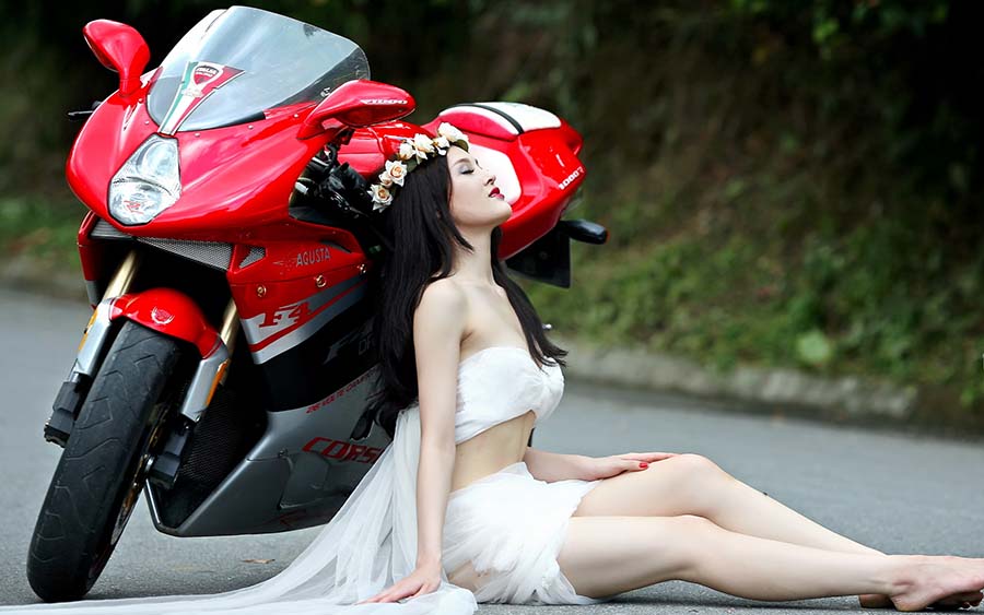 Beautiful girls and motorcycles in Sorokaba
