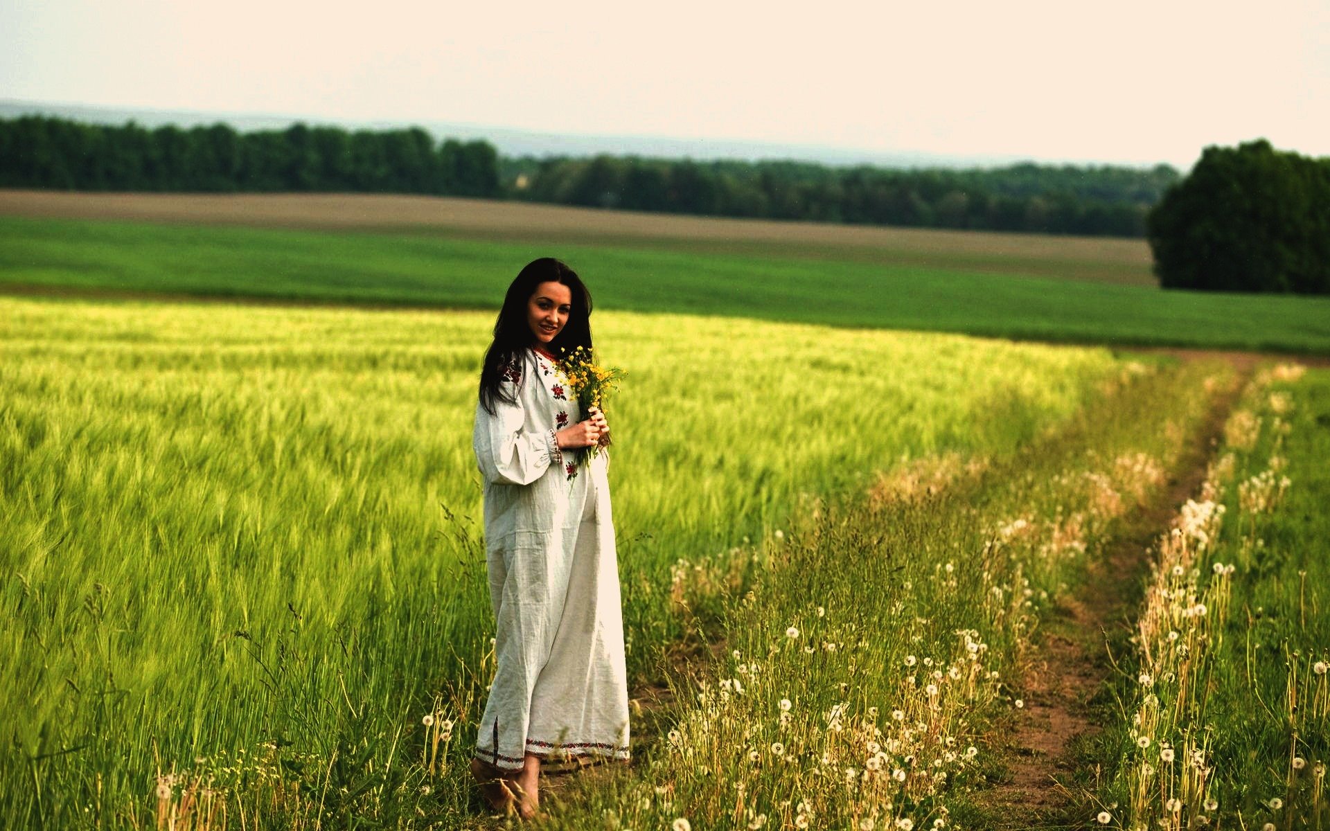 Women in Slavic costumes in Sorokaba