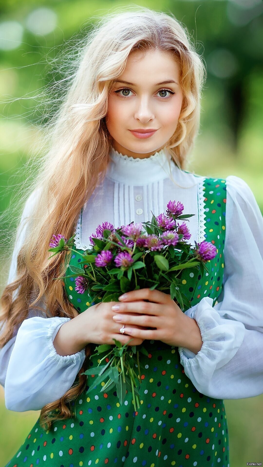 Girls in Slavic costumes in Sorokaba