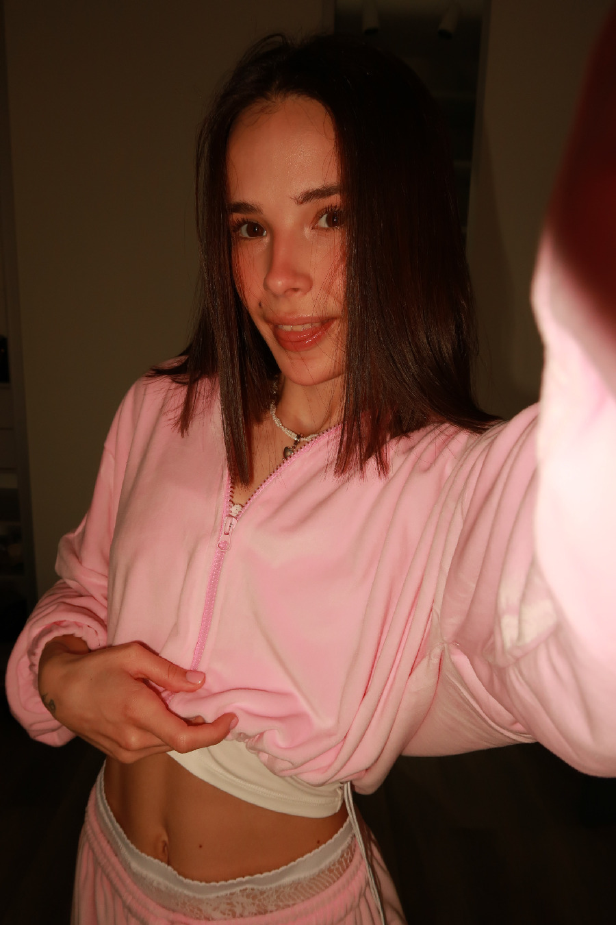 Tina brings the glow — live moments in Sorokaba